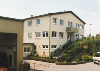 Modernes, helles Büro- und Verwaltungsgebäude mit gepflegter Außenanlage.
