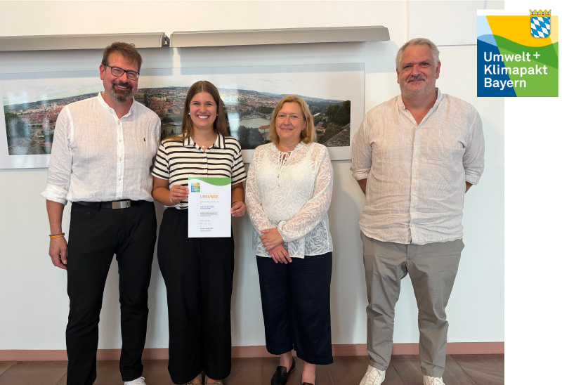 Markus Haaf, Meike Haaf und Alexander Haaf bei der Verleihung der Urkunde des Umwelt- und Klimapakts Bayern in Würzburg