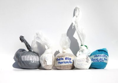 Verpackte Erdproben aus verschiedenen Ländern
